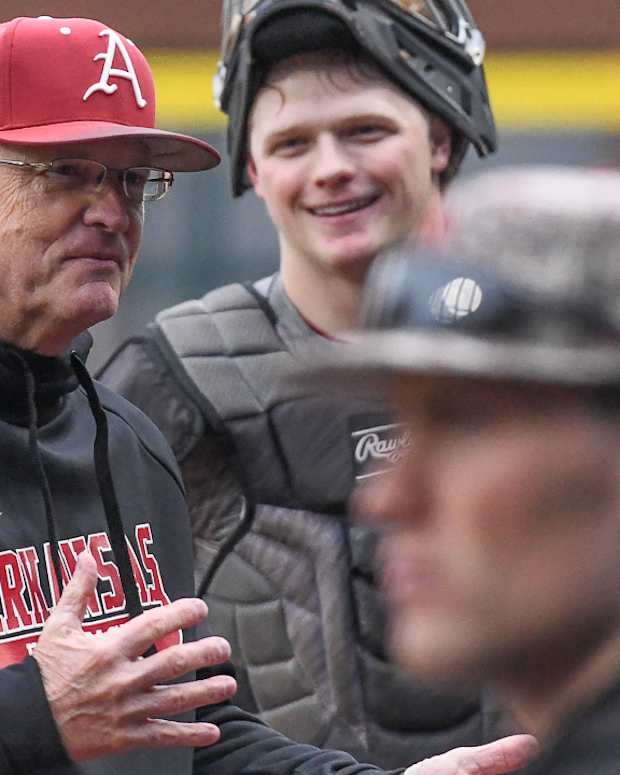 Razorbacks coach Dave Van Horn chatting with team between innings